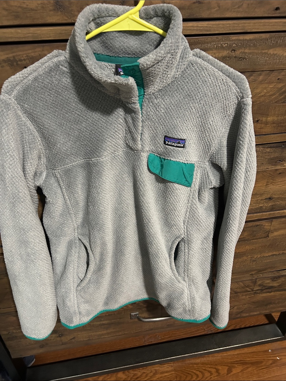 Patagonia Light Gray Fleece Pullover with Teal Accents. Front pockets. Ski. Snow